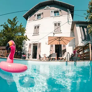 https://appartement-jardin-piscine-dans-maison-de-ville-proche.hotels-rhonealpes.com